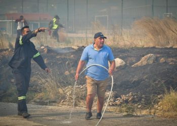 Temperatura deri në 44 gradë Celsius/ Greqia e pashpresë përballë flakëve