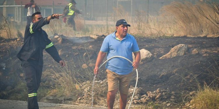 Temperatura deri në 44 gradë Celsius/ Greqia e pashpresë përballë flakëve
