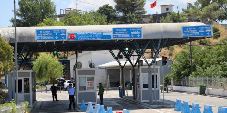 Ndalohet në Kakavijë gruaja me 20 mijë euro, nuk i kishte deklaruar në kufi (FOTO)