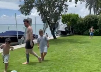 Messi jep spektakël me dy djemtë e tij, seancë stërvitore në kushtet e shtëpisë
