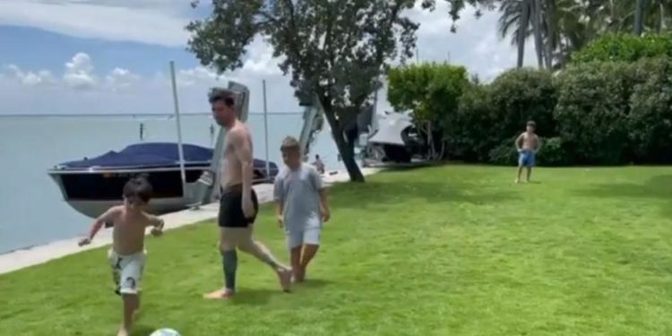 Messi jep spektakël me dy djemtë e tij, seancë stërvitore në kushtet e shtëpisë