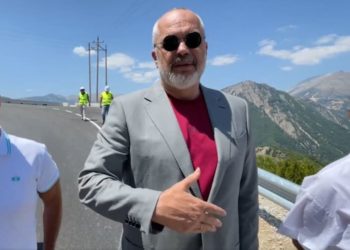 Rama në Tepelenë, përgjigje për ata që thonë se rrugët janë të ngushta: Kështu janë në të gjithë Europën (VIDEO)