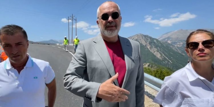 Rama në Tepelenë, përgjigje për ata që thonë se rrugët janë të ngushta: Kështu janë në të gjithë Europën (VIDEO)