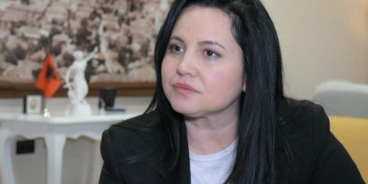 DETAJET/ Mori lekë nga dy persona për të futur një grua në punë, SPAK çon prapa hekurave ish zv.ministren e Brendshme, Rovena Voda