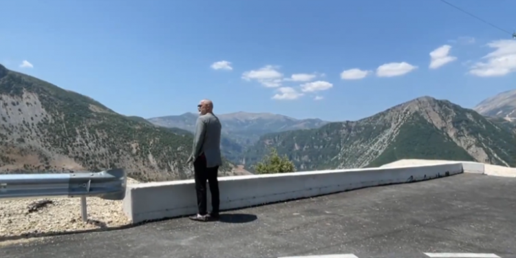 Rama inspekton rrugën e re: Pranverën e ardhshme Tepelena dhe Përmeti do të lidhen me bregdetin përmes një pjese të pa eksploruar të Shqipërisë (VIDEO)