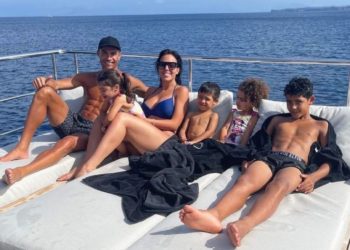 “Koha për të pushuar me të dashurit e mi”/ Ronaldo i patrazuar për të ardhmen, merr jahtin dhe nis plazhin