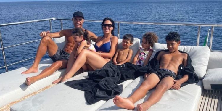 “Koha për të pushuar me të dashurit e mi”/ Ronaldo i patrazuar për të ardhmen, merr jahtin dhe nis plazhin