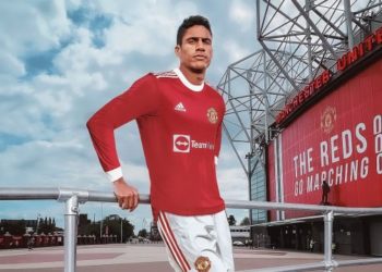 Zyrtare: Varane transferohet në Manchester United