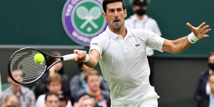 Djokovic fiton Wimbledon dhe barazon rekordin e Federer dhe Nadal