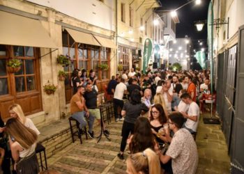 Pandemia lë shqiptarët pa shkuar në bare e restorante/ Konsumi 10% më pak se para krizës