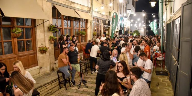 Pandemia lë shqiptarët pa shkuar në bare e restorante/ Konsumi 10% më pak se para krizës
