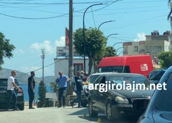 Rrihet me shkopa bejsbolli avokati në Sarandë, autorët i zunë pritë dhe e nxorën me forcë nga ‘Benzi’ (VIDEO)