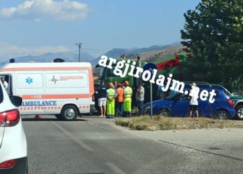 Aksident i trefishtë në Dropull, dy persona transportohen me urgjencë në spitalin e Gjirokastrës (FOTO)