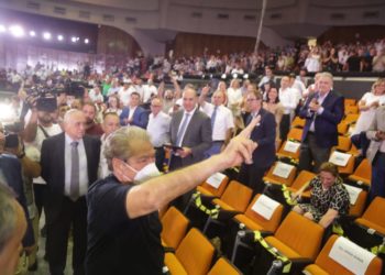 Me Tritan Shehun nga prapa, momenti kur Berisha mbërrin në sallë (VIDEO)