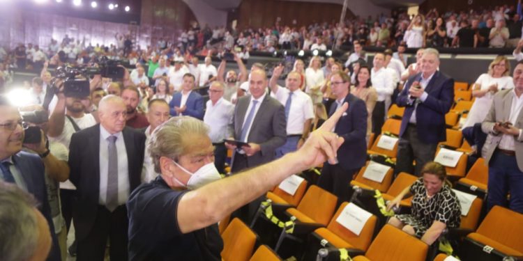 Me Tritan Shehun nga prapa, momenti kur Berisha mbërrin në sallë (VIDEO)