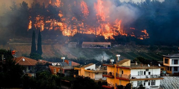 Temperaturat përvëluese në Ballkan/ Vala më e madhe e të nxehtit regjistruar prej dekadash, Turqia dhe Greqia të gjunjëzuara nga zjarret