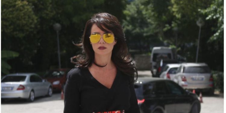 Mblidhen demokratët: Grida si supermodele, Basha nuk e heq telefonin nga veshi (FOTO)