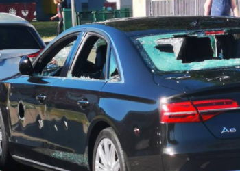 Shefi nuk i dha rrogën për disa muaj, punonjësi i shkatërron makinën me sëpatë (FOTO)