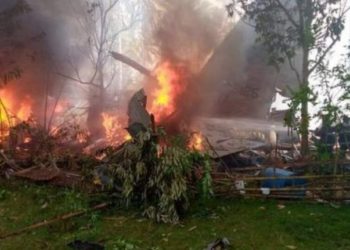 Rrëzohet dhe shpërthen në flakë avioni ushtarak me 85 persona në bord, 15 të shpëtuar deri më tani