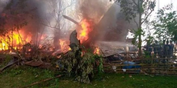 Rrëzohet dhe shpërthen në flakë avioni ushtarak me 85 persona në bord, 15 të shpëtuar deri më tani