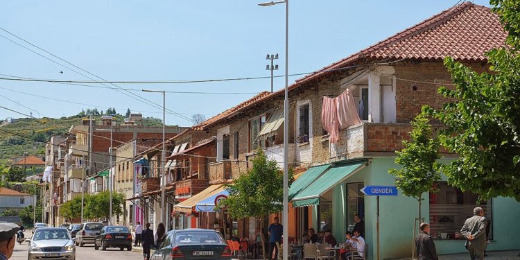 Sherr në Mallakastër, babë e bir qëllojnë me grushte punonjësit e policisë