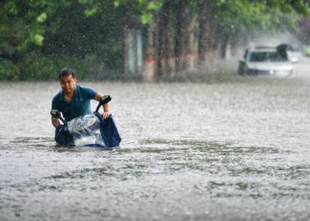 Përmbytje në Kinë/ Dhjetëra qytete të bllokuara, qindra të zhdukur