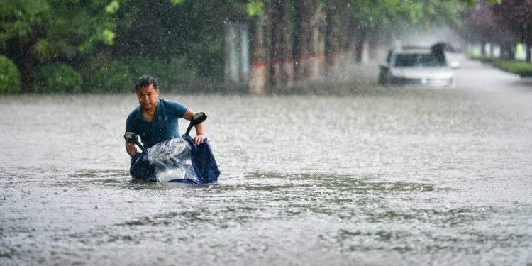 Përmbytje në Kinë/ Dhjetëra qytete të bllokuara, qindra të zhdukur