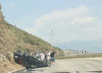 Aksident i frikshëm në rrugën Ksamil-Sarandë, makina përmbyset në rrugë për shkak të shpejtësisë së lartë