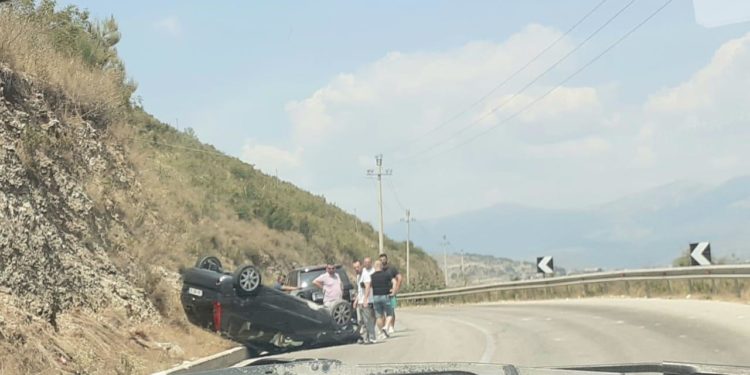 Aksident i frikshëm në rrugën Ksamil-Sarandë, makina përmbyset në rrugë për shkak të shpejtësisë së lartë