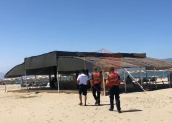 Lirimi i hapësirave në plazhe, kontroll 43 subjekteve në Vlorë, Himarë e Sarandë (VIDEO)