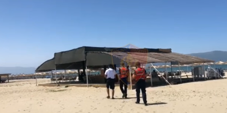 Lirimi i hapësirave në plazhe, kontroll 43 subjekteve në Vlorë, Himarë e Sarandë (VIDEO)