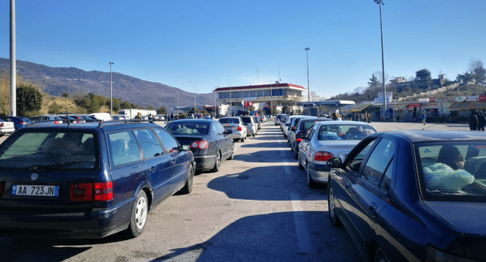 Radhë kilometrike në Kakavijë, pala greke pezullon punën pa arsye (FOTO)