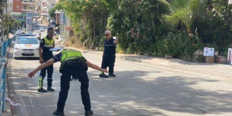 Aksident në hyrje të Sarandës, turku dhe shqiptari bëjnë sherr pas përplasjes së makinave (FOTO)