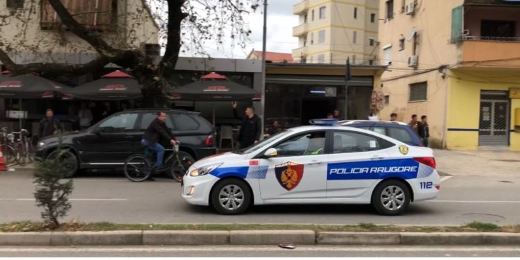 Të riut nga Saranda i vjedhin varësen flori në Divjakë, dy të arrestuar
