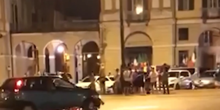 Festimet për fitoren e Italisë, shqiptari aksidenton rëndë motorin me dy pasagjerë (FOTO)