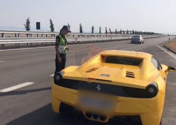 Çmenduri/ Polaku me “Ferrari” ishte nisur drejt jugut, kapet te Bypassi Fierit me shpejtësi 231 km/h