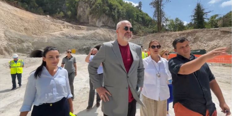 Rama në kantierin e rrugës Kardhiq-Delvinë, vetëm 35 metrat e fundit për hapjen e tunelit të Skërficës (VIDEO)