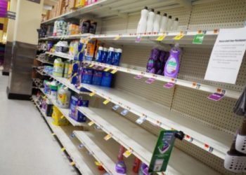 Miliona punonjës në karantinë, zbrazen raftet e supermarketeve në Britani