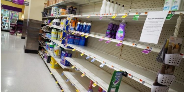 Miliona punonjës në karantinë, zbrazen raftet e supermarketeve në Britani