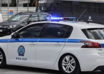 Çmendet greku, merr thikën dhe qëllon kalimtarët në rrugë