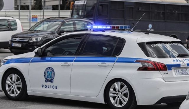 Çmendet greku, merr thikën dhe qëllon kalimtarët në rrugë