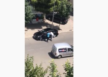 “Hape derën o b*thq**”, ndalohet personi që i bëri ‘zbor’ policisë në Tiranë (VIDEO)
