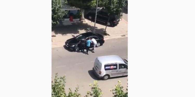 “Hape derën o b*thq**”, ndalohet personi që i bëri ‘zbor’ policisë në Tiranë (VIDEO)