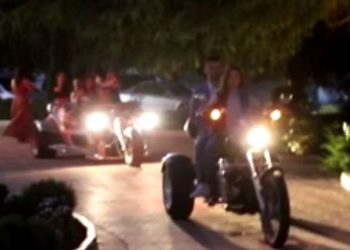 Mbrëmja e maturës në Durrës, vajzat mbërrijnë me “Harley Davidson” (VIDEO)
