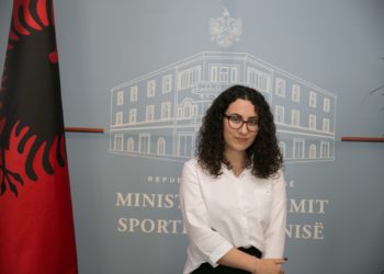 Ministrja Kushi prezanton 40 maturatët me rezultatet më të larta në 2021, mes tyre maturantja nga Gjirokastra