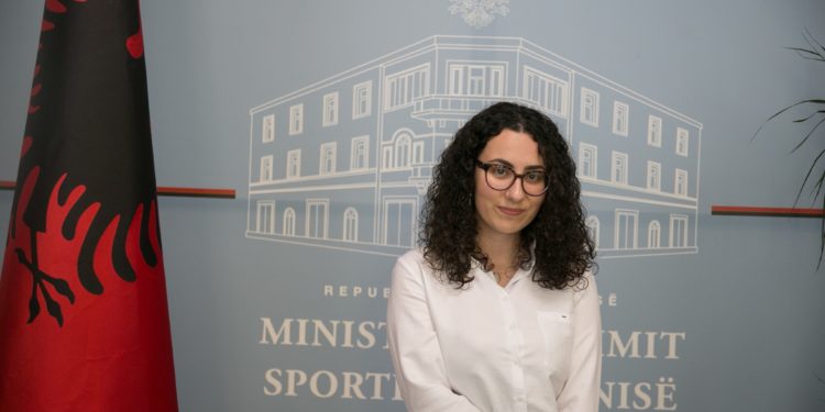 Ministrja Kushi prezanton 40 maturatët me rezultatet më të larta në 2021, mes tyre maturantja nga Gjirokastra