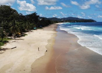 Ishulli më i njohur i Tajlandës, Phuket rihap për udhëtarët e vaksinuar ndërkombëtarë