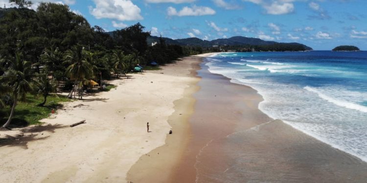 Ishulli më i njohur i Tajlandës, Phuket rihap për udhëtarët e vaksinuar ndërkombëtarë