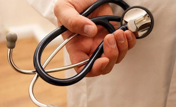 Ndodh në Shqipëri, nëna e re shkon për konsultë, infermieri ‘hamshor’ i nxjerr….