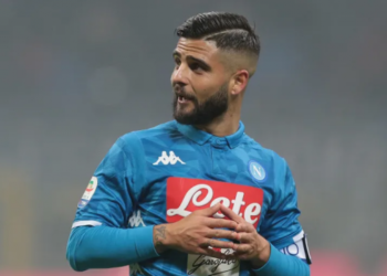 Napoli vendos në shitje Insignen